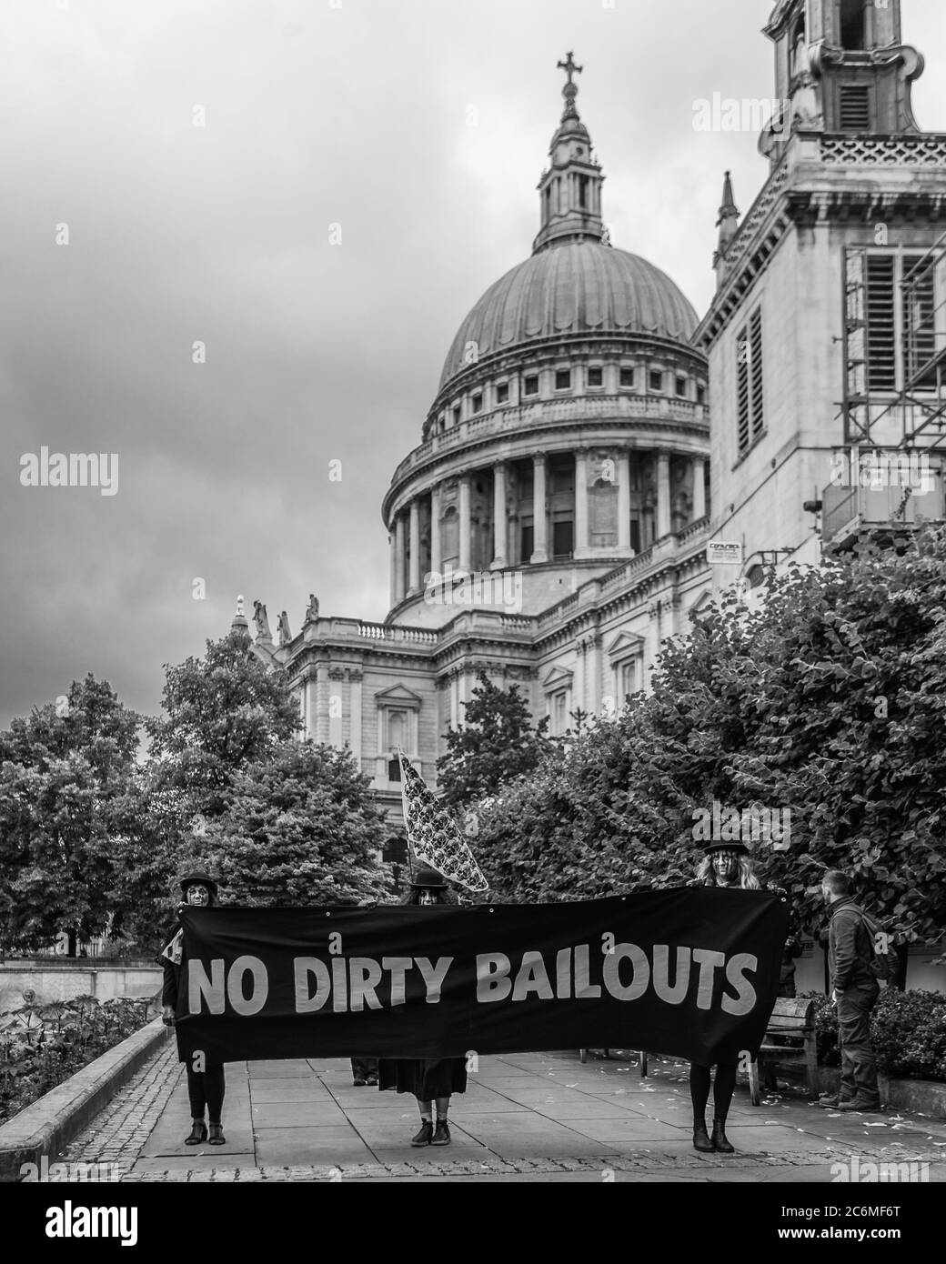 La rébellion de l'extinction tient une bannière et proteste dans la City de Londres pour souligner le sauvetage des grandes entreprises. Banque D'Images