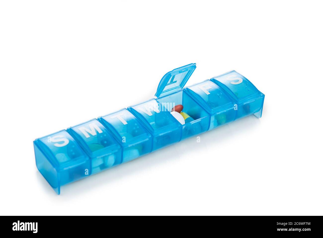 Boîte de rangement pour pilules contenant les doses de médicaments  quotidiens sur fond blanc Photo Stock - Alamy