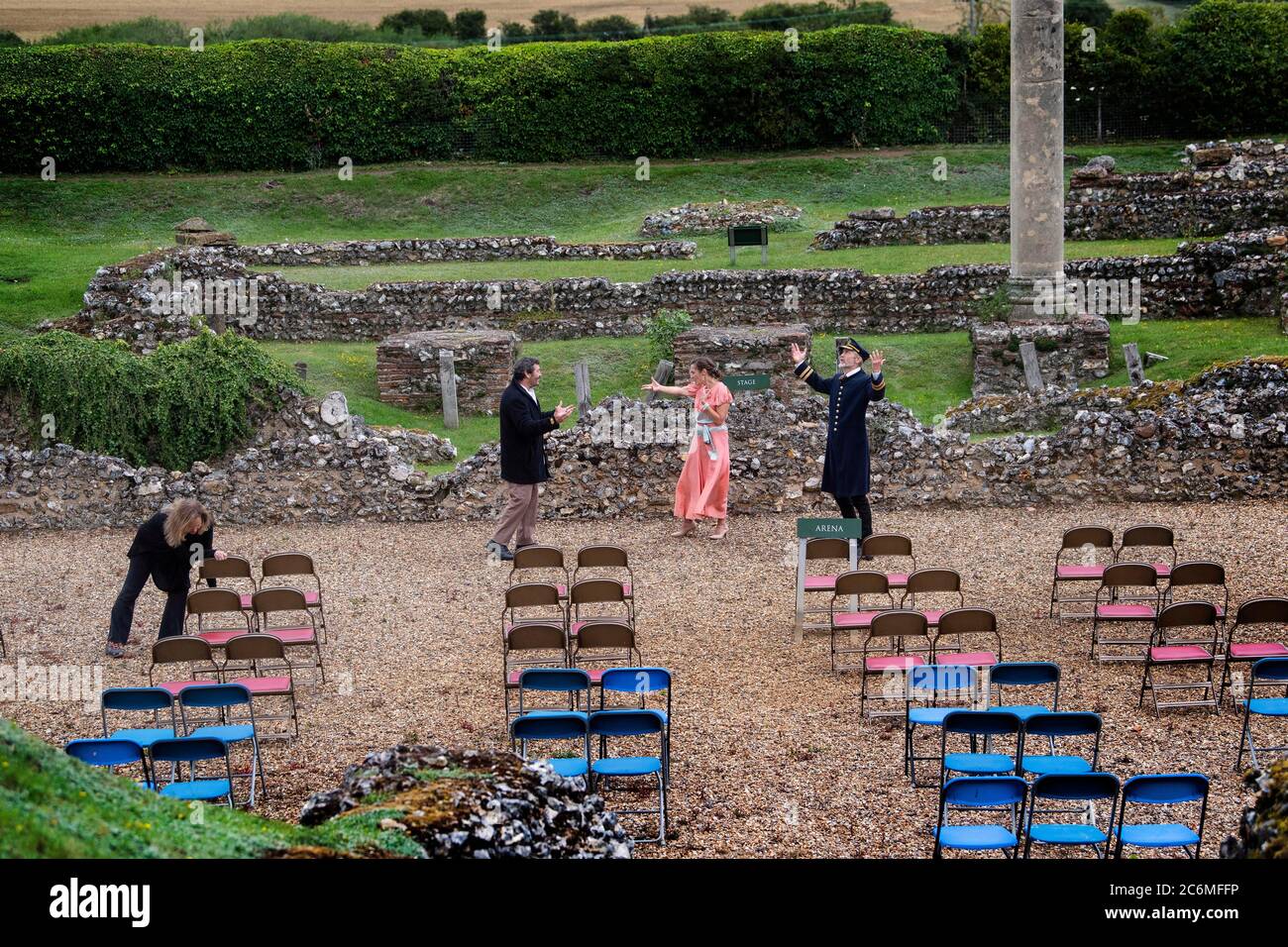 Les membres de l'équipe de production se réunissent pour la première fois au Roman Open Air Theatre de St Albans, Hertfordshire, sous les nom de David Widdowson, Emma Wright et Will Forester sous les nom d'Antonia, Olivia et Orsino dans la douzième nuit de William Shakespeare. Les théâtres se préparent à rouvrir au public avec le relâchement supplémentaire des restrictions de verrouillage en Angleterre. Les théâtres extérieurs, l'opéra, la danse et la musique peuvent reprendre à partir de lundi tant qu'ils ont lieu à l'extérieur et avec un public limité et socialement distancé. Banque D'Images