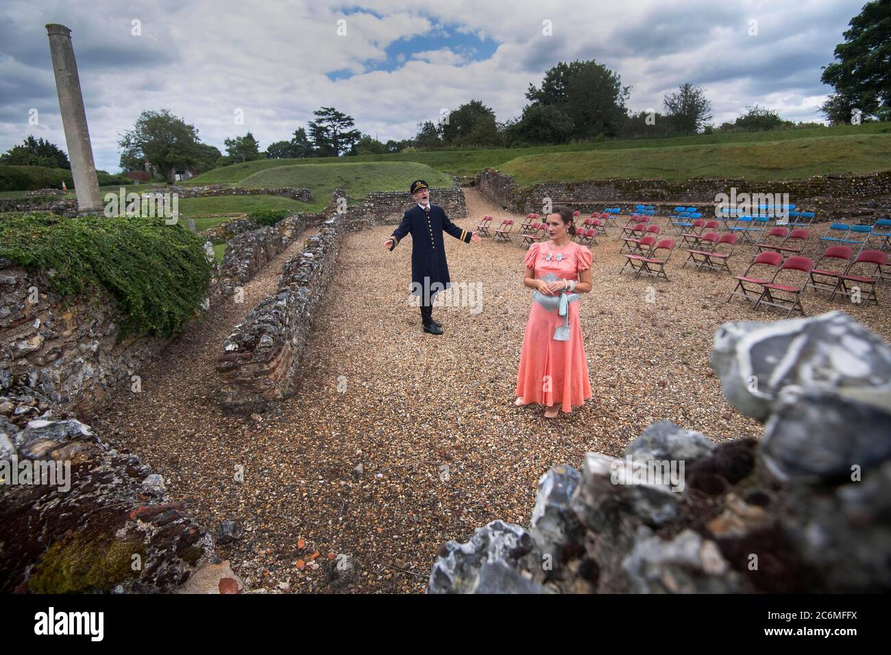 Will Forester et Emma Wright, en tant qu'Orsino et Olivia dans la douzième nuit de William Shakespeare, répètent ensemble pour la première fois au Roman Open Air Theatre de St Albans, dans le Hertfordshire, en se préparant à la réouverture au public avec le relâchement supplémentaire des restrictions de confinement en Angleterre. Les théâtres extérieurs, l'opéra, la danse et la musique peuvent reprendre à partir de lundi tant qu'ils ont lieu à l'extérieur et avec un public limité et socialement distancé. Banque D'Images