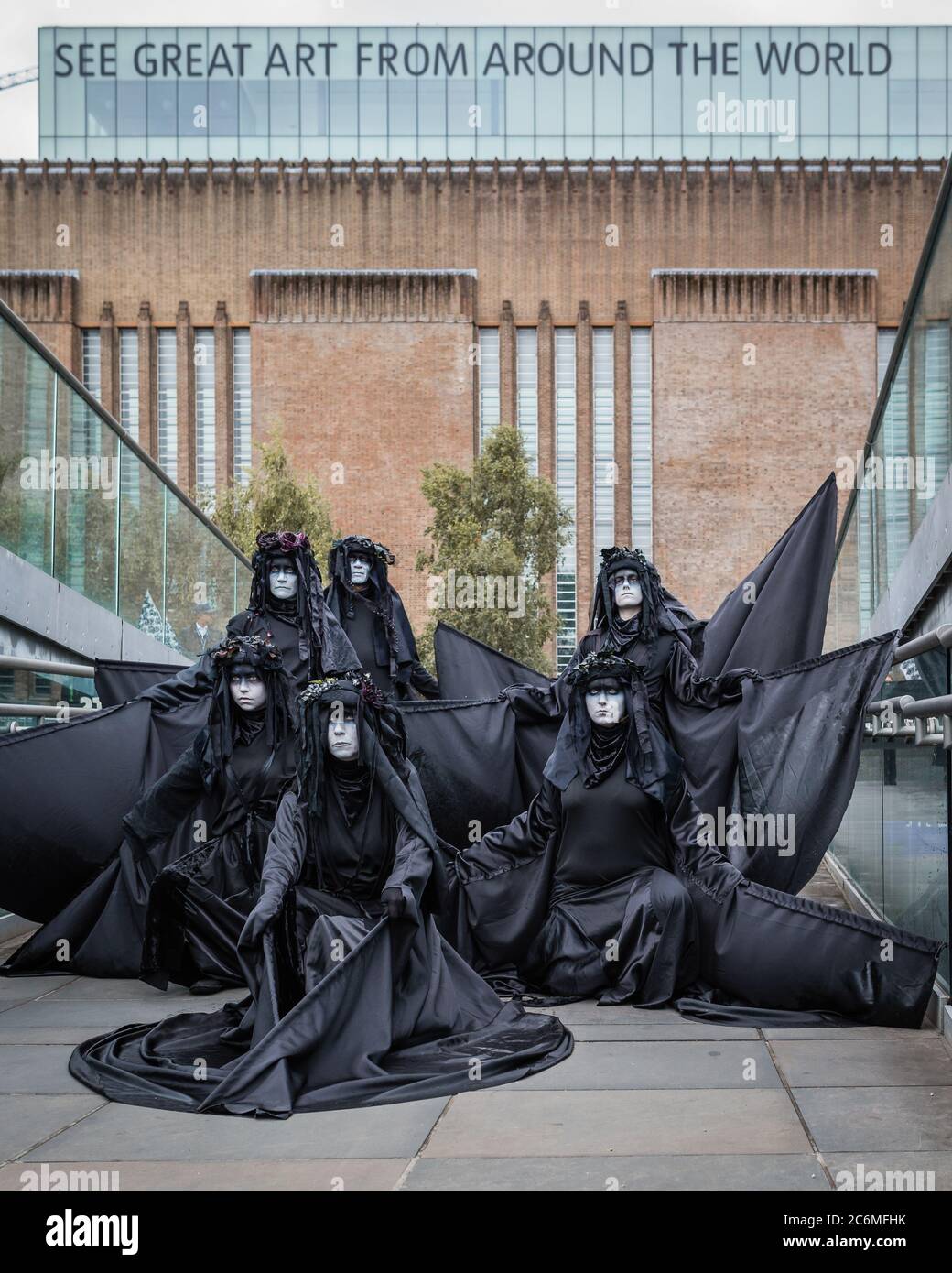 Extinction manifestation de la rébellion sur le pont du Millénaire et en dehors de Tate Modern pour souligner le sauvetage des grandes entreprises. Banque D'Images