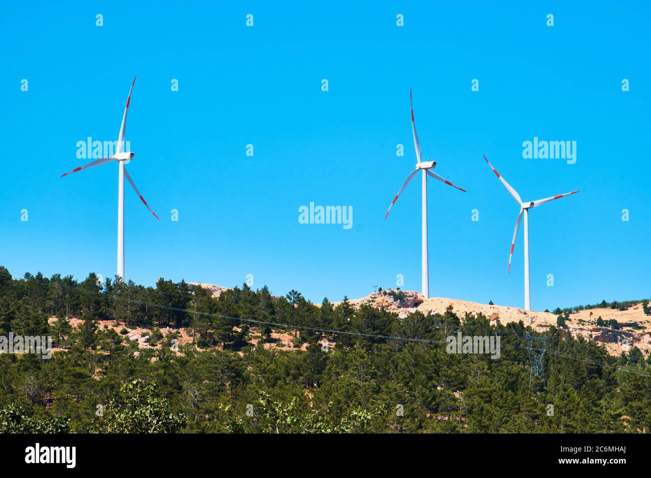 les éoliennes se garer et la ligne électrique sur la pente. Banque D'Images