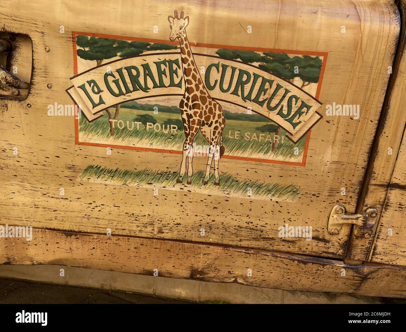 Paris , seine / France - 07 07 2020 : la girafe curieuse texte enseigne et logo magasin d'accessoires inspirés de la jungle dans les Parcs Disney disneyland paris Banque D'Images