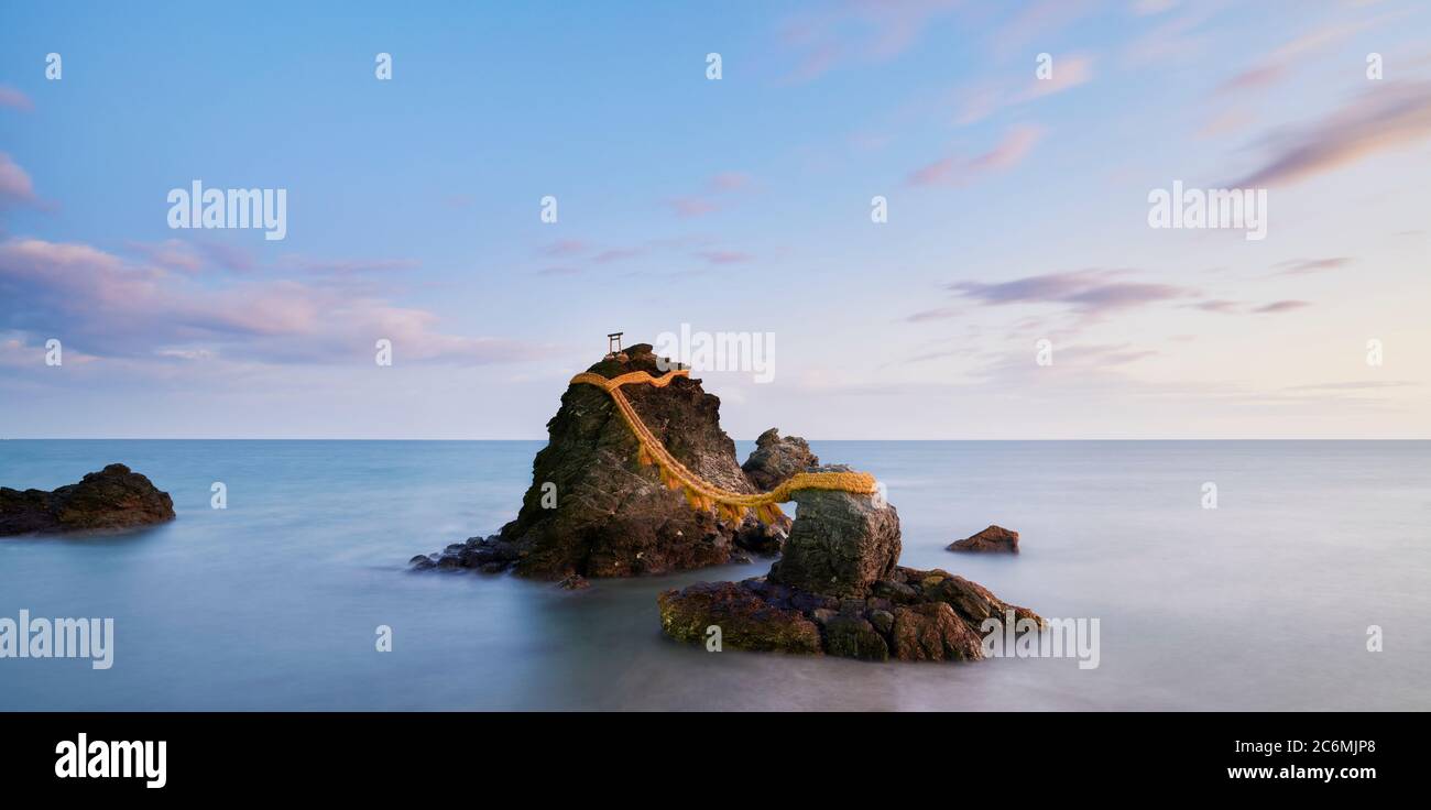 Photo en exposition prolongée de roche et de nuages de Meoto-iwa dans la matinée, préfecture de Mie, Japon Banque D'Images