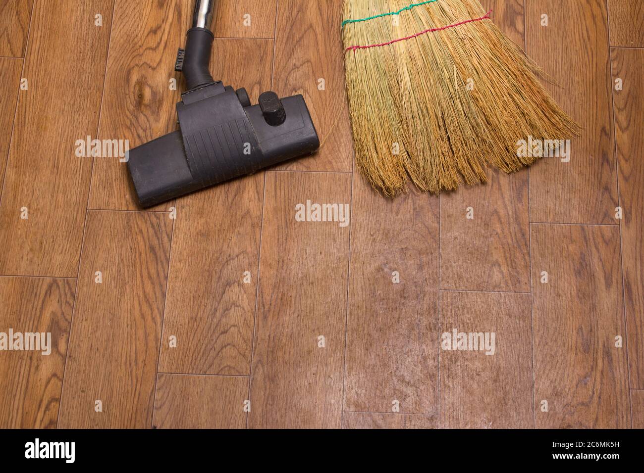 Brosse et balai d'aspirateur sur fond de linoléum . Vue du dessus. Espace pour le texte ou le logo Banque D'Images