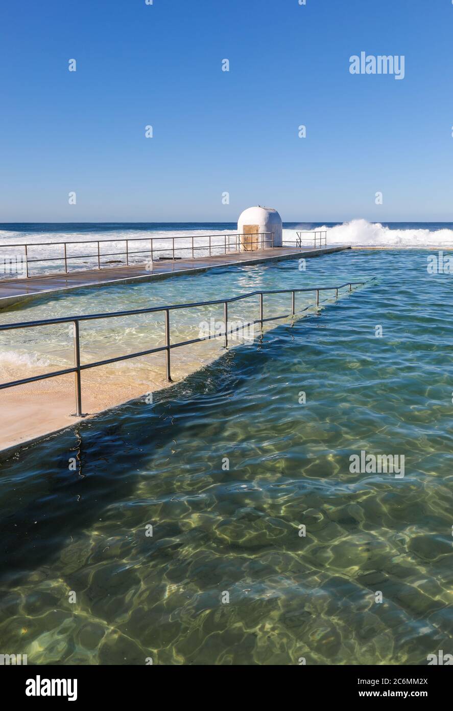 Merewether bains à Newcastle en Nouvelle-Galles du Sud l'Australie est l'une des plus grandes piscines d'eau salée en Australie. Les mises à niveau récentes incluent une rampe d'accès pour plus de facilité Banque D'Images