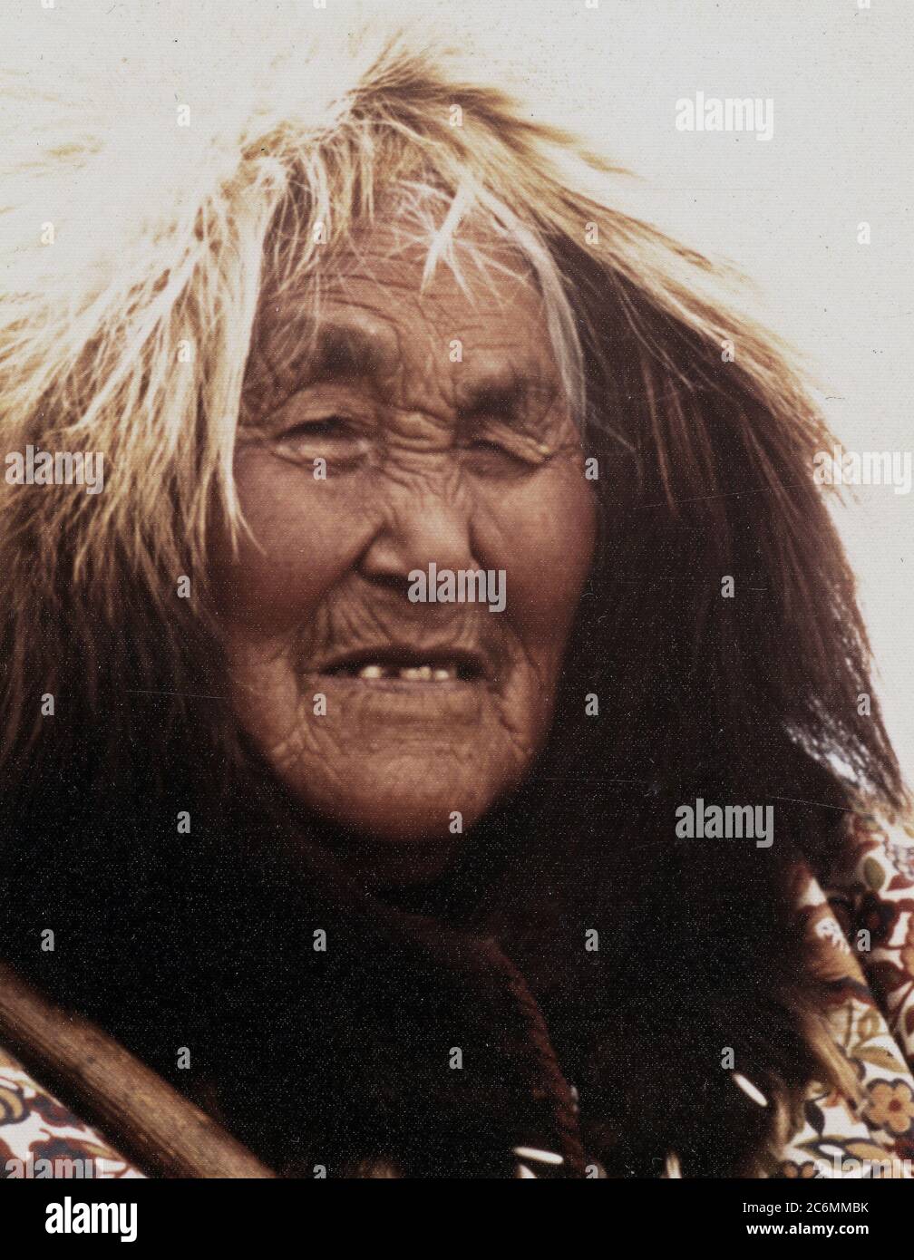 Début des années 1970, cette vieille femme Eskimo a passé plusieurs années à l'camps d'étanchéité au cap Krusenstern. Banque D'Images