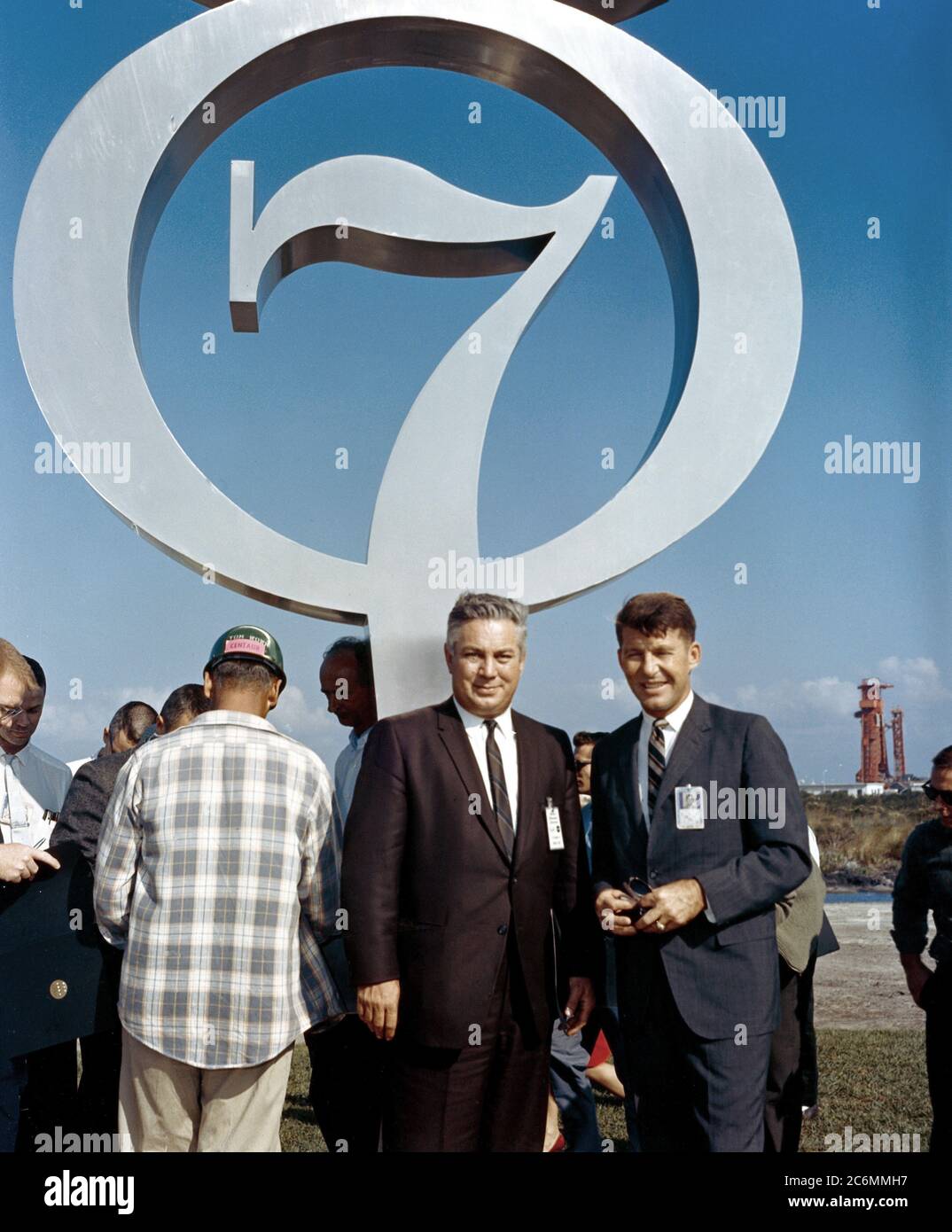(1964) --- L'astronaute Walter Schirra Jr. (droite) et Walter Williams, Directeur adjoint de la Mission, que l'on voit au Mercury 7 memorial de dévouement. Banque D'Images