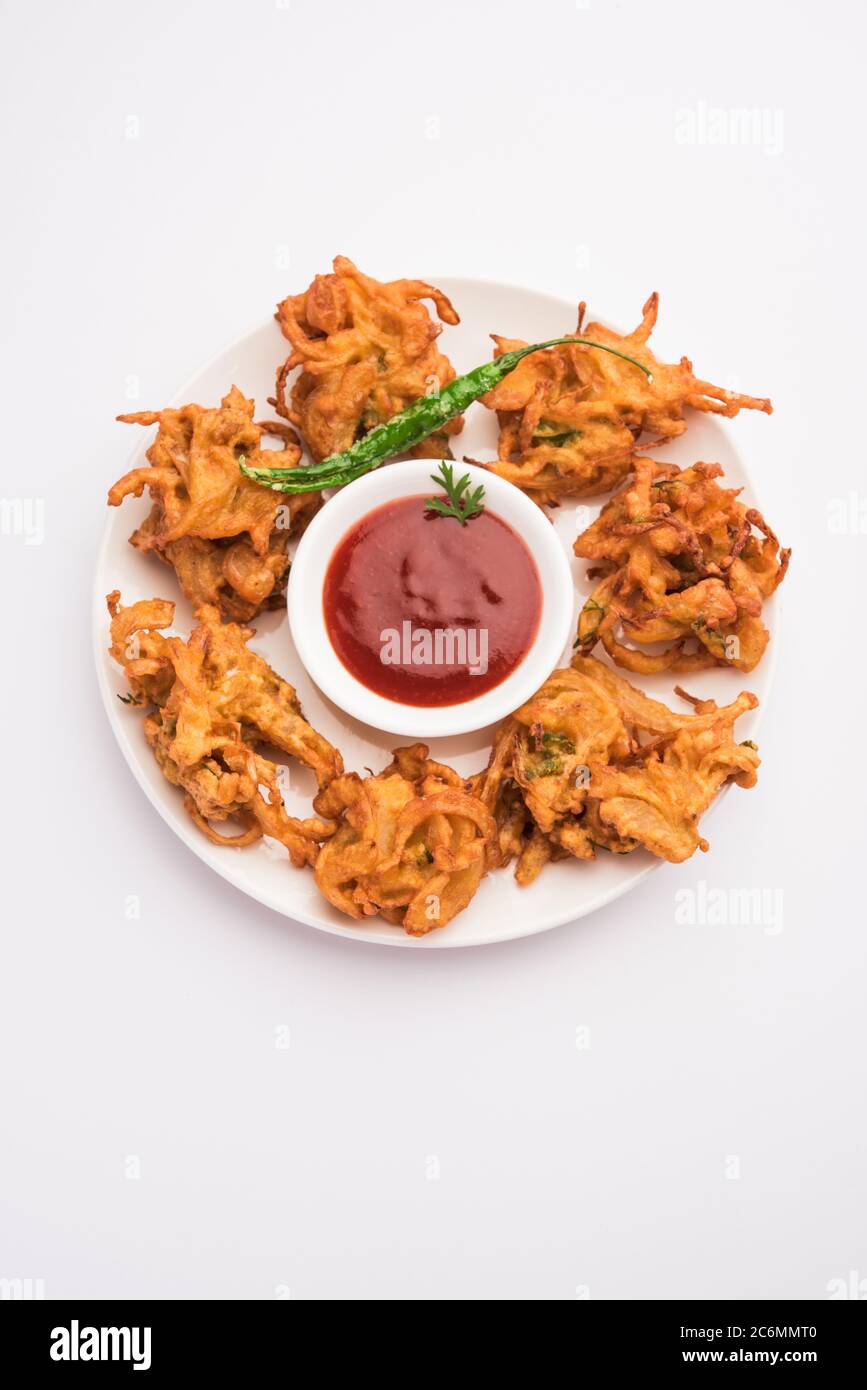 Pakora à l'oignon frit ou Pyaj Pakoda également connu sous le nom de Crispy Kanda bhaji /Bhajji / bajji, encas indien préféré pendant la saison des pluies. Servi wi Banque D'Images