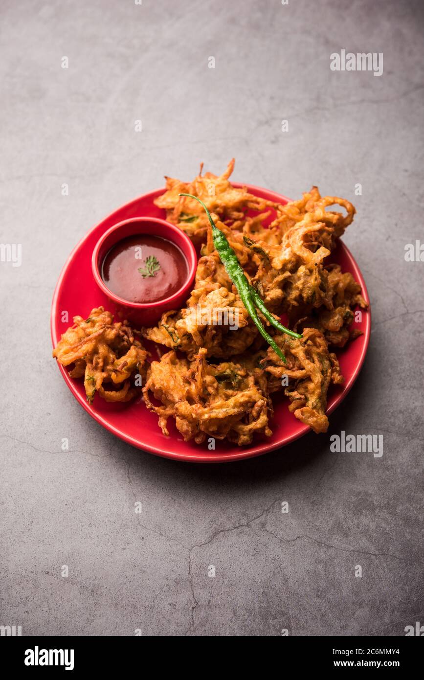 Pakora à l'oignon frit ou Pyaj Pakoda également connu sous le nom de Crispy Kanda bhaji /Bhajji / bajji, encas indien préféré pendant la saison des pluies. Servi wi Banque D'Images