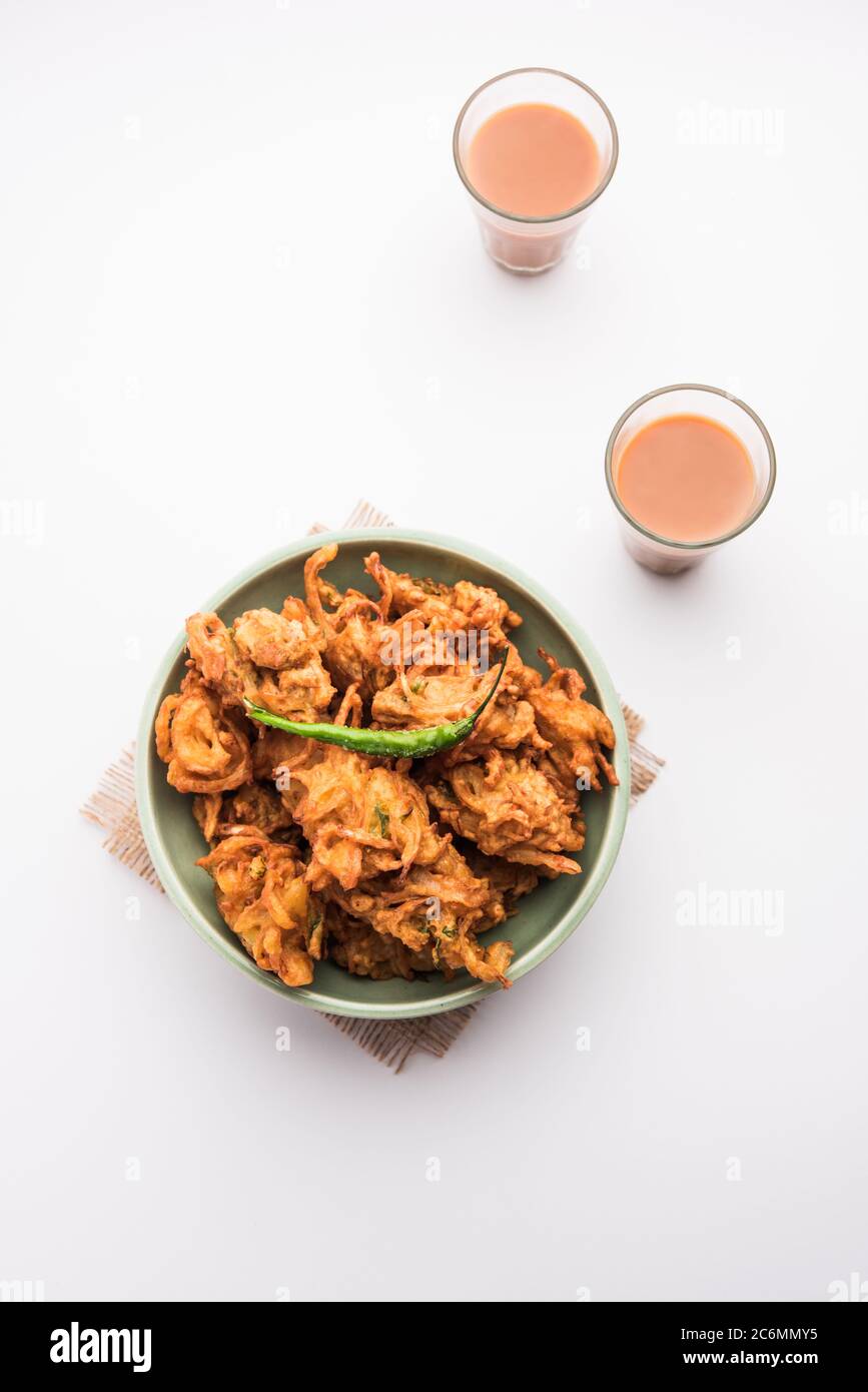 Pakora à l'oignon frit ou Pyaj Pakoda également connu sous le nom de Crispy Kanda bhaji /Bhajji / bajji, encas indien préféré pendant la saison des pluies. Servi wi Banque D'Images
