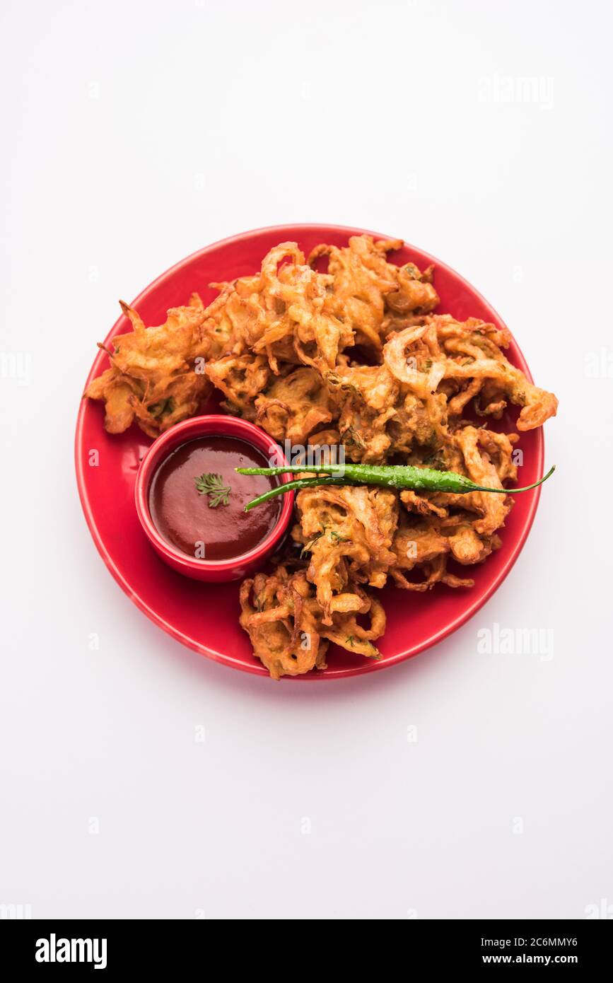 Pakora à l'oignon frit ou Pyaj Pakoda également connu sous le nom de Crispy Kanda bhaji /Bhajji / bajji, encas indien préféré pendant la saison des pluies. Servi wi Banque D'Images