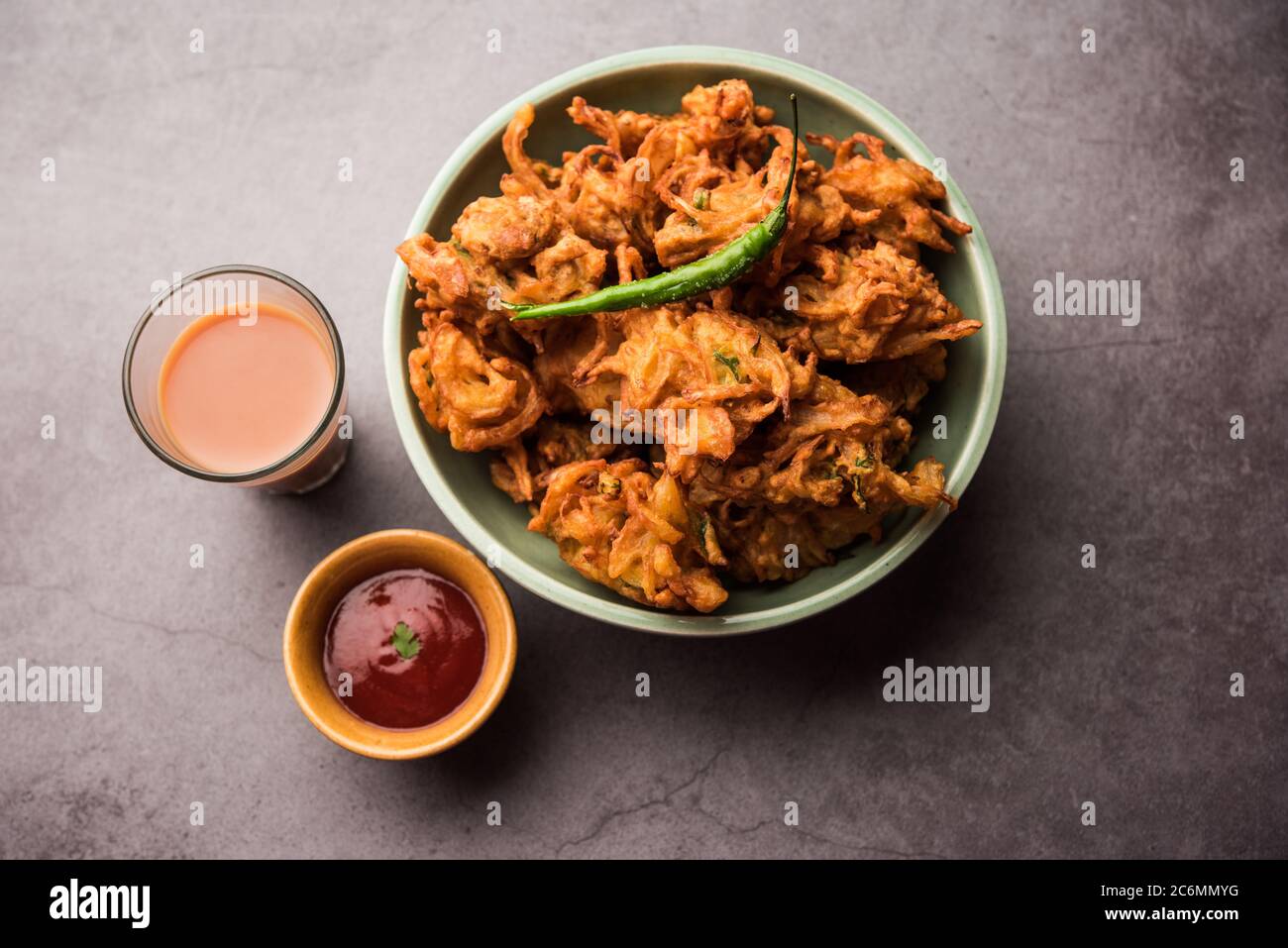 Pakora à l'oignon frit ou Pyaj Pakoda également connu sous le nom de Crispy Kanda bhaji /Bhajji / bajji, encas indien préféré pendant la saison des pluies. Servi wi Banque D'Images