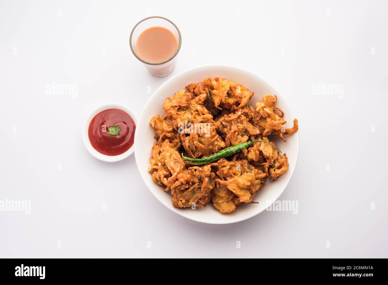 Pakora à l'oignon frit ou Pyaj Pakoda également connu sous le nom de Crispy Kanda bhaji /Bhajji / bajji, encas indien préféré pendant la saison des pluies. Servi wi Banque D'Images