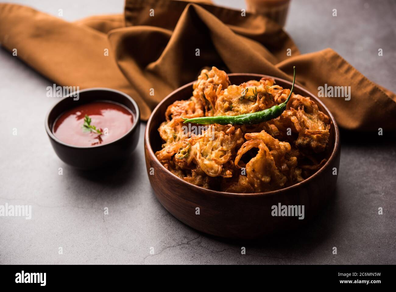 Pakora à l'oignon frit ou Pyaj Pakoda également connu sous le nom de Crispy Kanda bhaji /Bhajji / bajji, encas indien préféré pendant la saison des pluies. Servi wi Banque D'Images