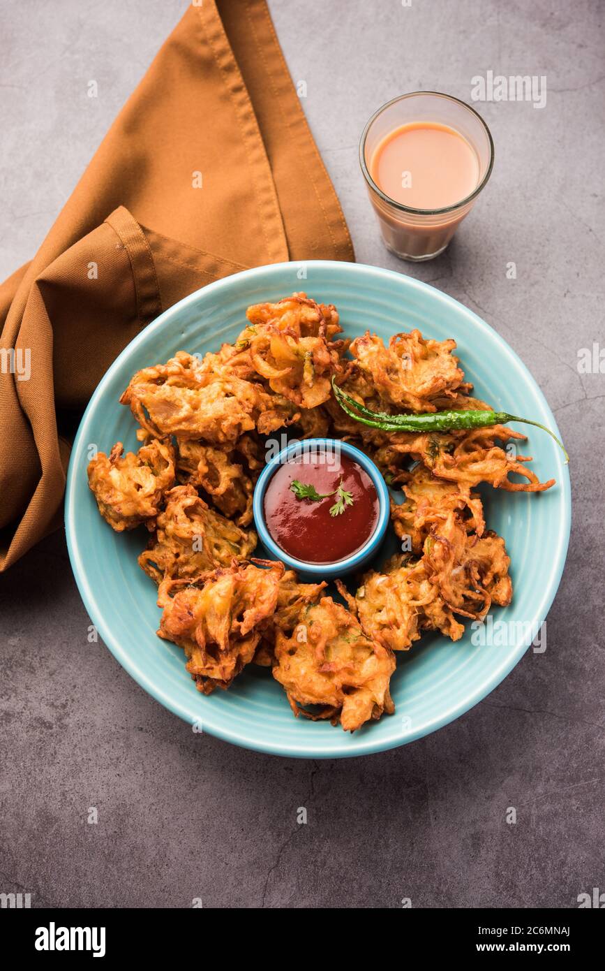 Pakora à l'oignon frit ou Pyaj Pakoda également connu sous le nom de Crispy Kanda bhaji /Bhajji / bajji, encas indien préféré pendant la saison des pluies. Servi wi Banque D'Images
