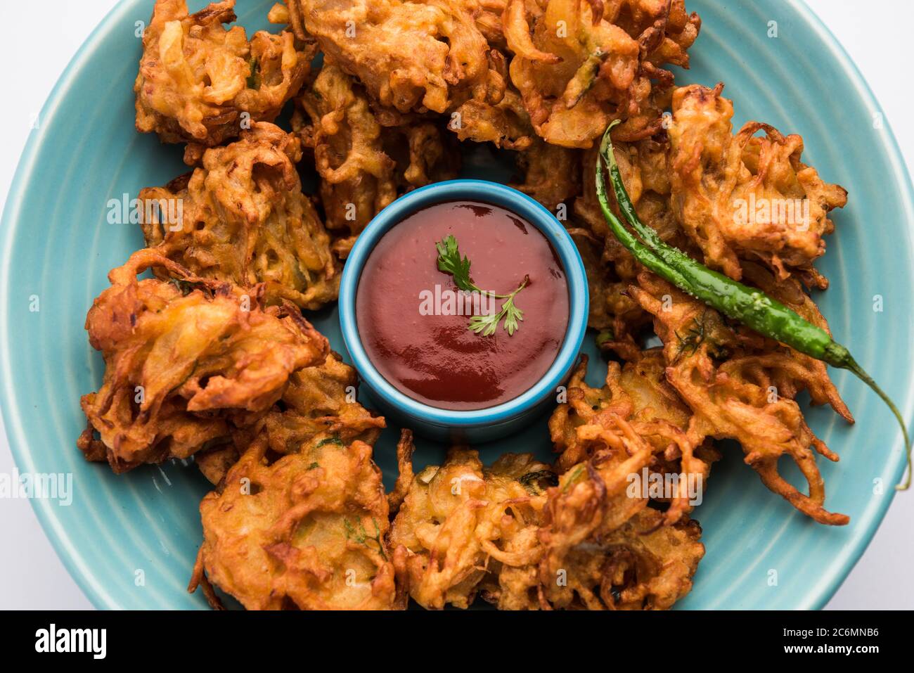 Pakora à l'oignon frit ou Pyaj Pakoda également connu sous le nom de Crispy Kanda bhaji /Bhajji / bajji, encas indien préféré pendant la saison des pluies. Servi wi Banque D'Images