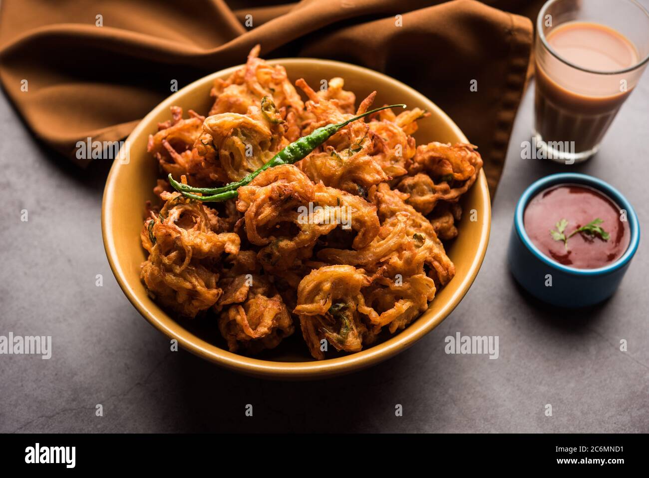 Pakora à l'oignon frit ou Pyaj Pakoda également connu sous le nom de Crispy Kanda bhaji /Bhajji / bajji, encas indien préféré pendant la saison des pluies. Servi wi Banque D'Images