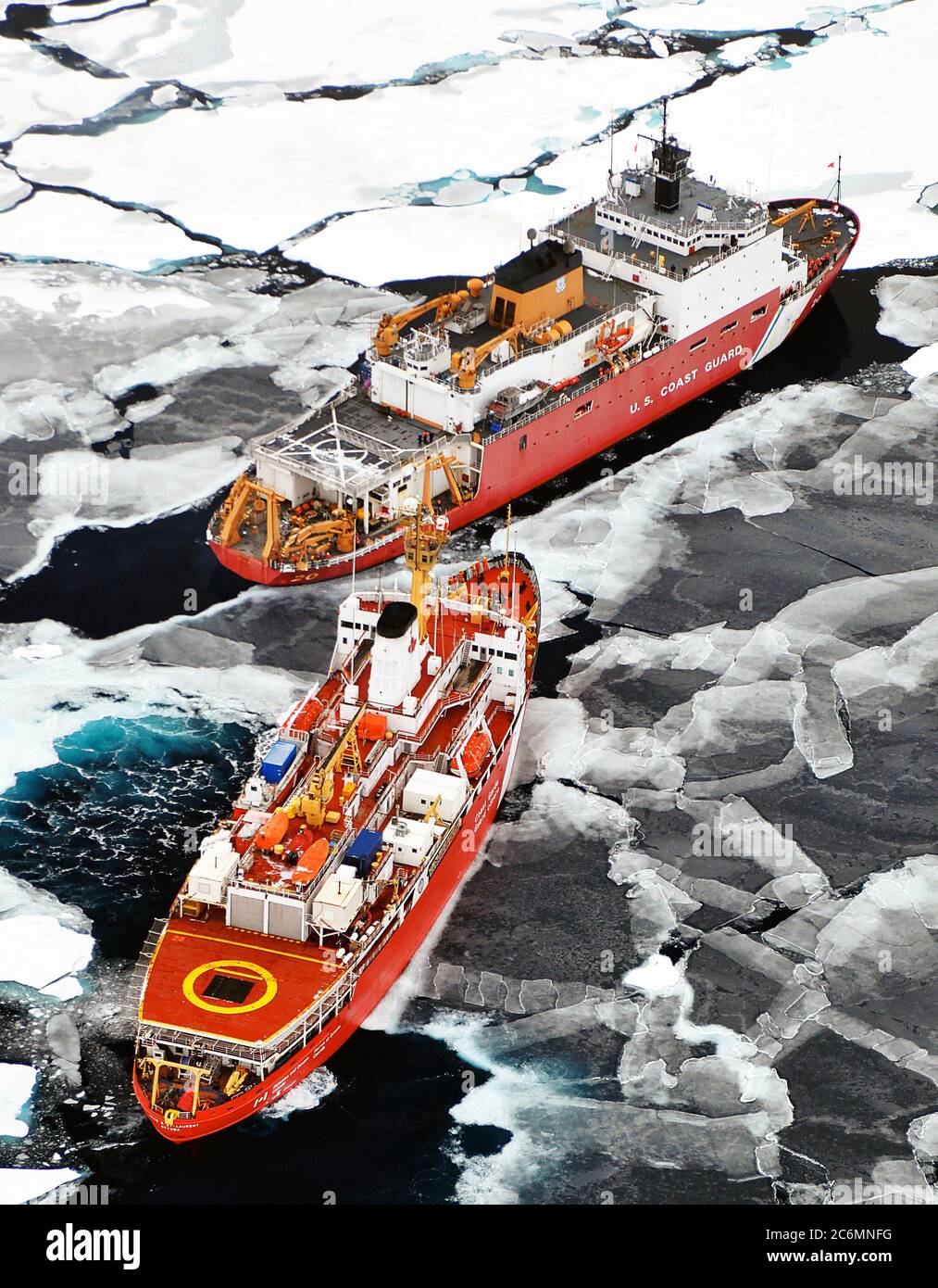 Océan Arctique - Le Navire de la Garde côtière canadienne Louis S. St-Laurent permet une approche de la garde-côte de Healy dans l'océan Arctique le 5 septembre 2009. Les deux navires prennent part à un programme pluriannuel d'office dans l'Arctique qui aidera à définir le plateau continental arctique. Banque D'Images