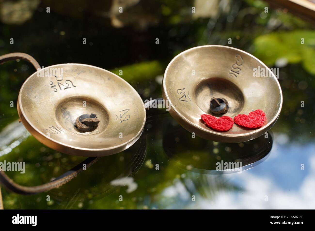 Instrument sonore Zimbel pour la détente avec un coeur rouge crocheté. Banque D'Images
