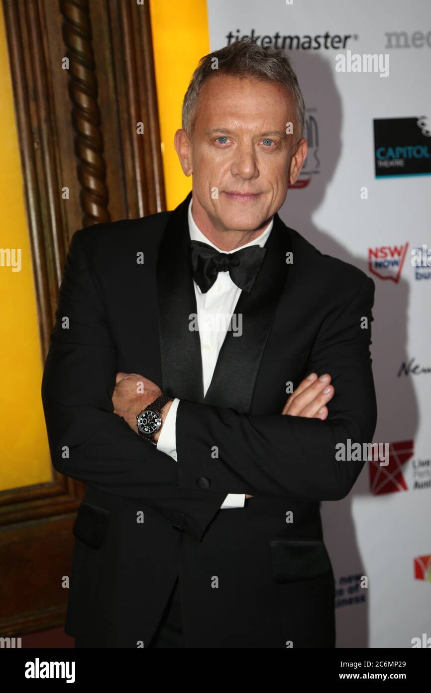 Simon Burke arrive sur le tapis rouge au 14e prix annuel Helpmann au Capitol Theatre de Sydney. Banque D'Images