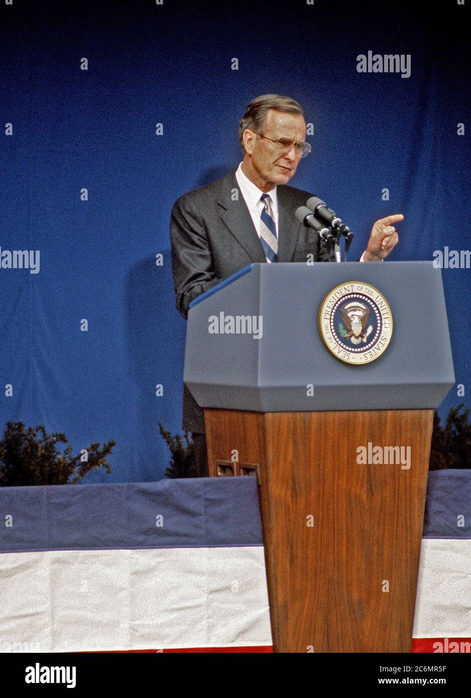 Le président George H. W. Bush parle au Pentagone pendant la cérémonie d'assermentation pour Richard B. Cheney, nouveau secrétaire de la défense. Banque D'Images