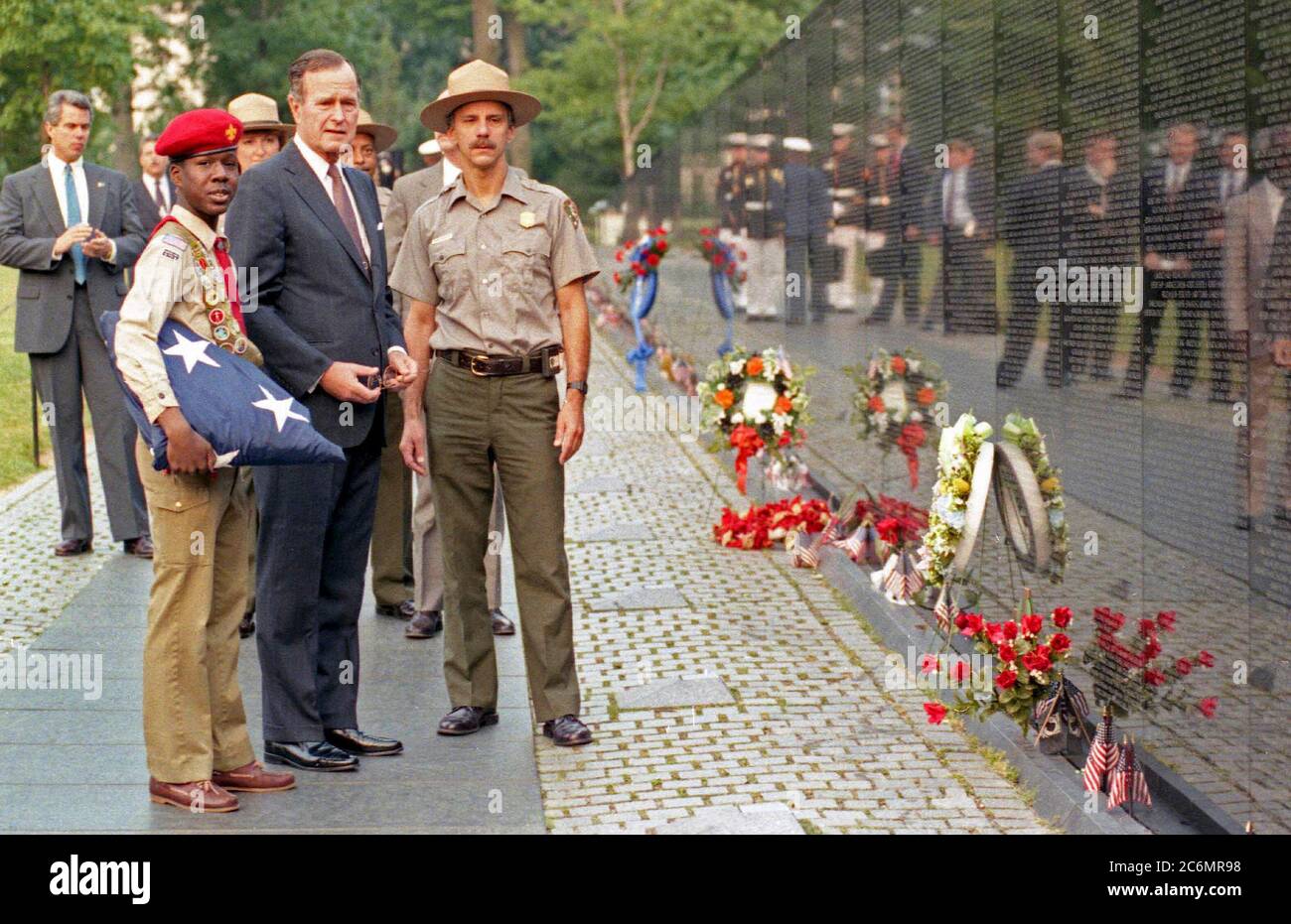 Le président Bush Visite le Vietnam Veterans Memorial 714 1990 Banque D'Images