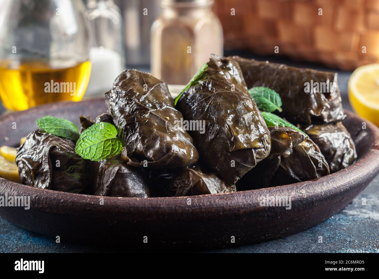 Dolma - feuilles de raisin farcies au riz et à la viande. Plats traditionnels caucasiens, ottomans, turcs et grecs Banque D'Images