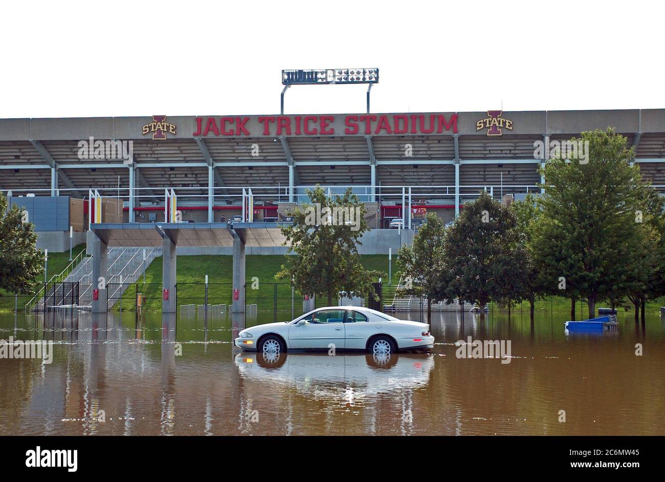 Inondations - Ames, Iowa, le 11 août 2010 -- Une seule voiture restant se trouve dans une aire de stationnement à l'extérieur Stade Jack Trice à Ames, Iowa. Le stade lui-même a été épargné tout dégât d'eau. Le centre de l'Iowa a été inondée de retour-à-dos-à-dos en résultant des tempêtes inondations records à Ames. Banque D'Images