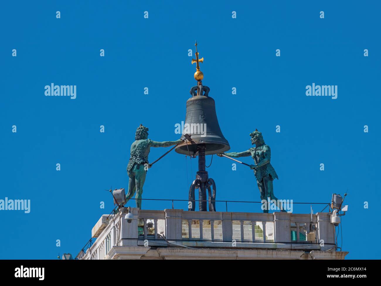 Ancienne cloche en bronze au sommet de la tour d'horloge de Saint-Marc, sur la piazza San Marco à Venise, en Italie Banque D'Images