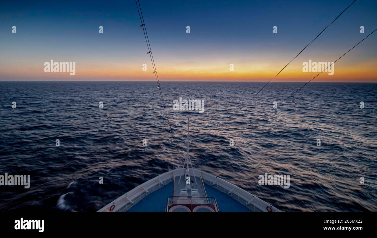 Navigation sur un bateau de croisière. Vue de l'arc à la mer. Banque D'Images