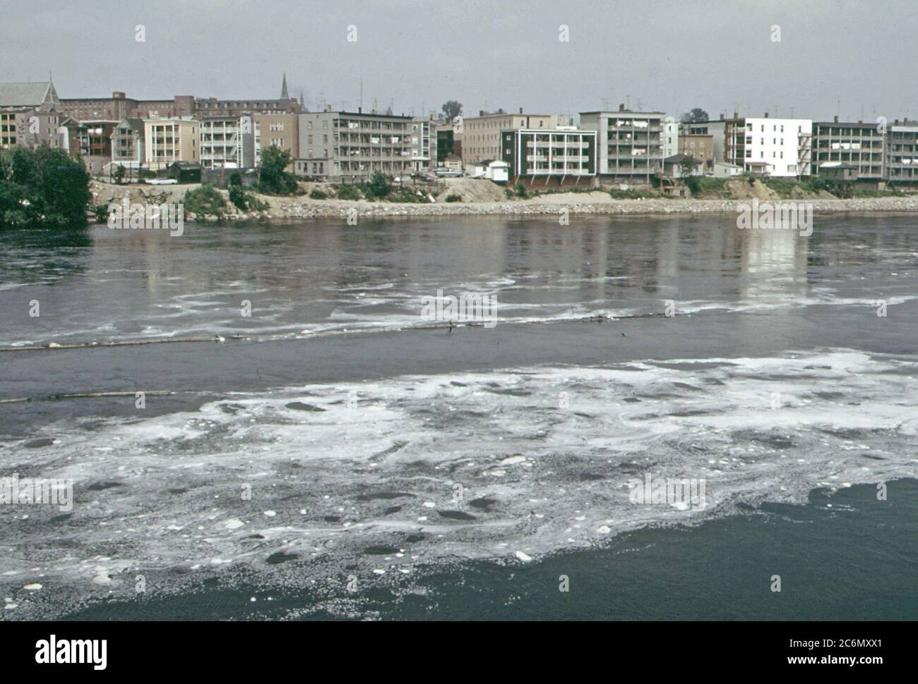 Juin 1973 de Lewiston Maine de l'autre côté de la rivière Androscoggin Banque D'Images