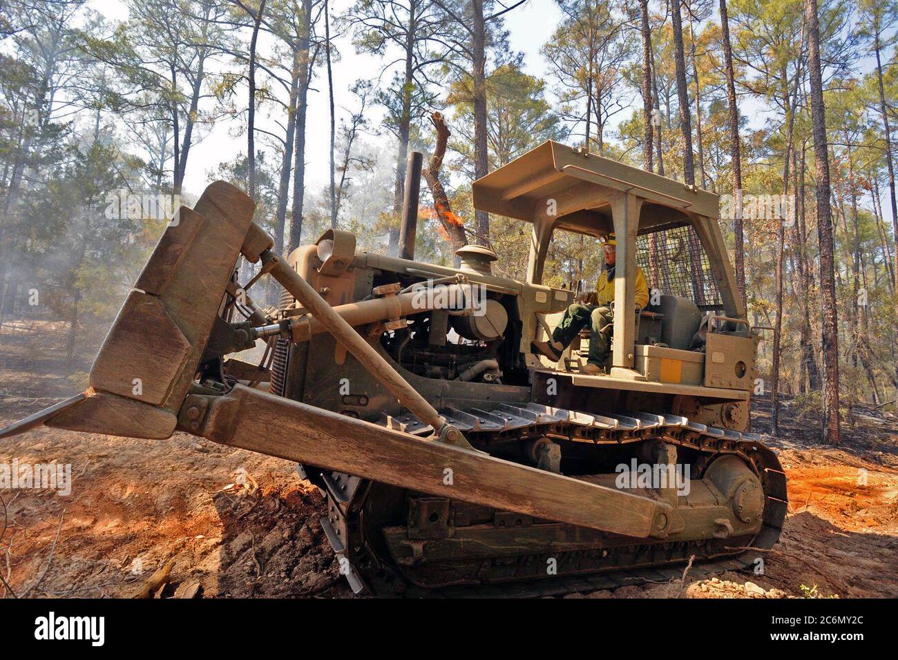 La CPS. Brady Burton, avec le 111e bataillon du génie, TXARNG, efface les arbres et broussailles pour créer un pare-feu. Ces coupe-feu à maintenir le feu de maisons et de biens potentiellement néfastes. La Garde nationale du Texas ont été la lutte contre les incendies au Texas pendant plus de 10 jours, Bastrop, Texas, 7 septembre 2011. Banque D'Images