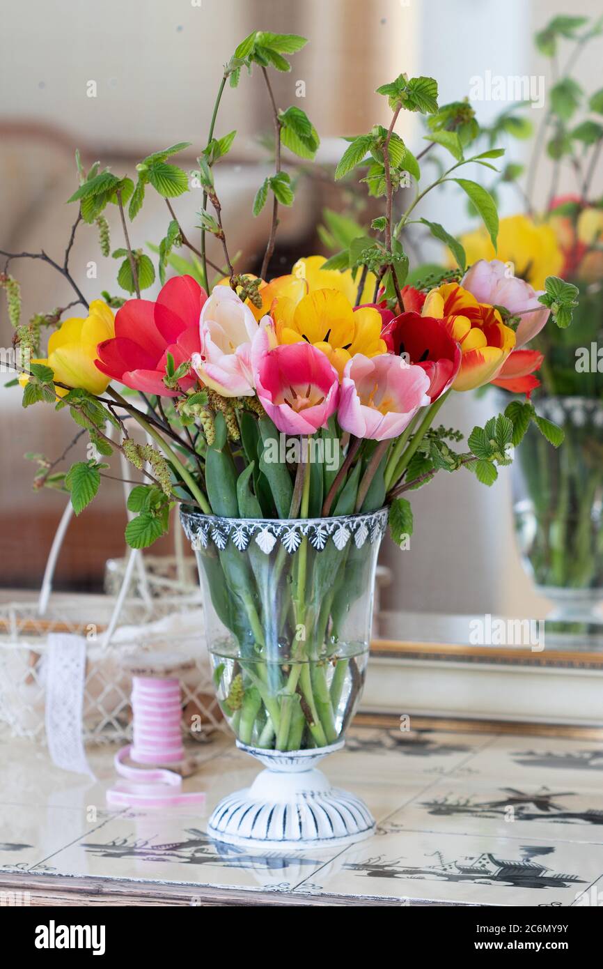 bouquet de tulipes coloré dans un vase en verre Banque D'Images