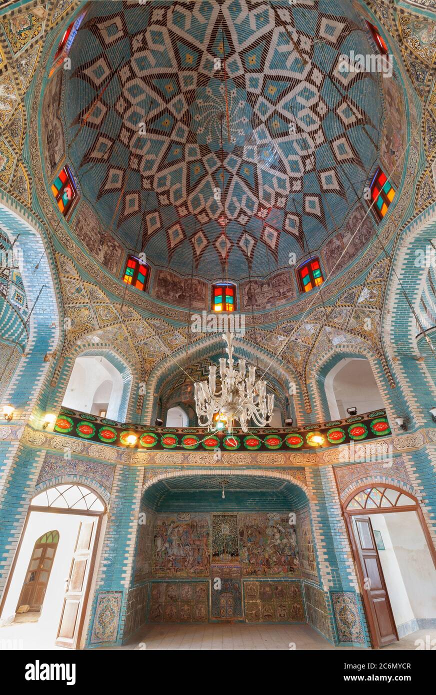 La décoration du plafond et des murs du dôme de Tekyeh Moaven al-molk à Kemanshah, Iran. Mosaïque de céramique avec les images de l'histoire de l'is Banque D'Images