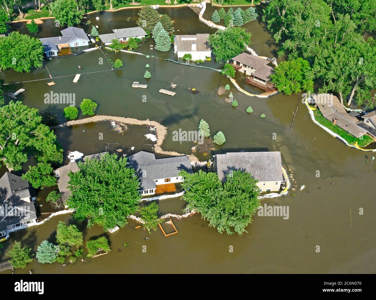 Photos aériennes de la rivière Missouri inondation à Sioux City, Iowa, South Sioux City, Nebraska, Dakota Dunes, et le Dakota du Sud, le 8 juin 2011. Des digues ont été construites près des maisons pour empêcher l'inondation de la rivière Missouri propriétés. Banque D'Images