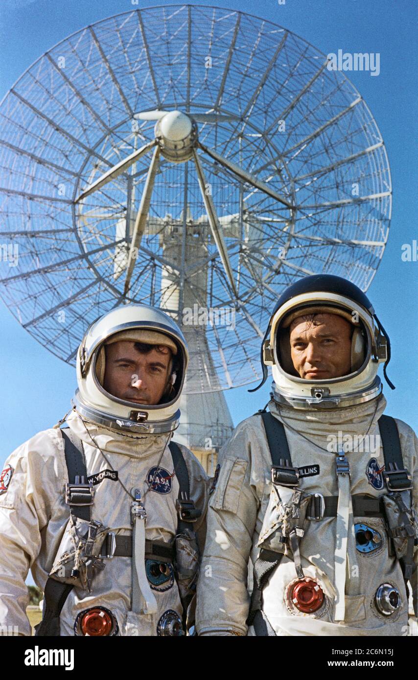 (16 juillet 1966) --- Les astronautes John W. Young (à gauche), pilote de commande, et Michael Collins, pilote, le Gemini-10 premier équipage pendant une séance de photos pour la presse Banque D'Images