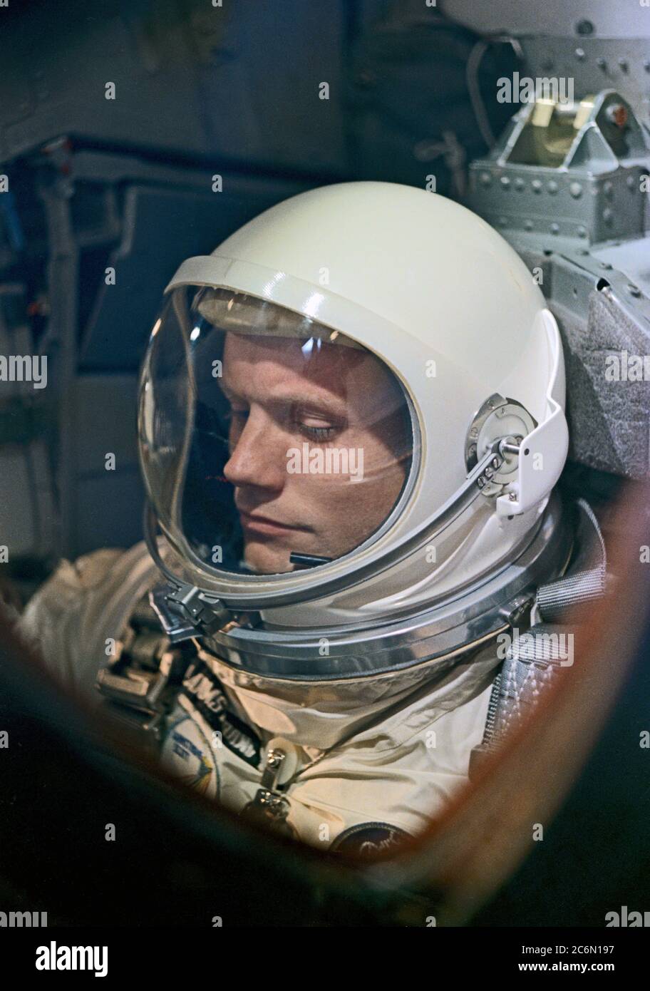 Vue rapprochée de l'astronaute Neil A. Armstrong, pilote de la commande vol Gemini-8, rendant les derniers réglages et vérifications dans l'engin spatial pendant le Gemini-8 lancement compte à rebours. Banque D'Images