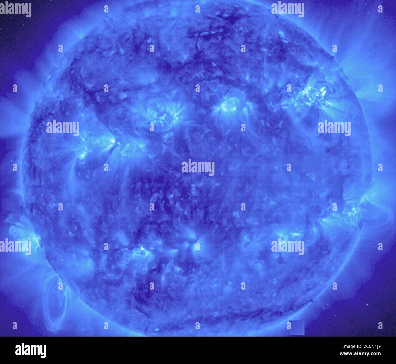 C'EIT 171 Image montre une grande variété de boucles et de régions actives (les zones plus claires sur la surface). Prise le 9 novembre 1998. Le filtre d'émission 171 montre de 8 et 9 fois le fer ionisé à environ 1 millions de degrés C. Banque D'Images