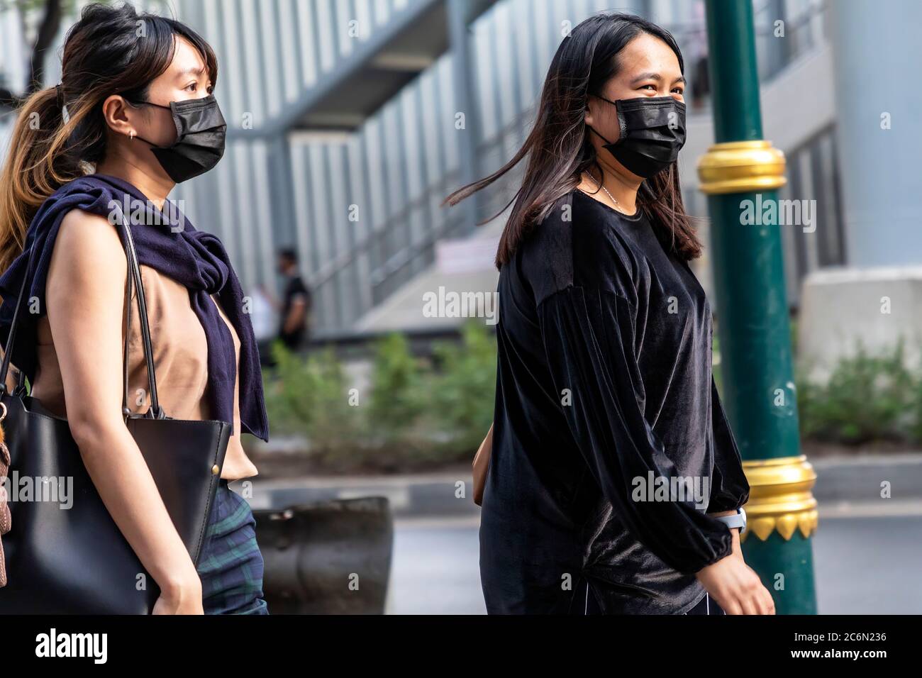 Femme portant un masque dans la rue pendant la pandémie de Covid 19, Sukhumvit, Bangkok, Thaïlande Banque D'Images