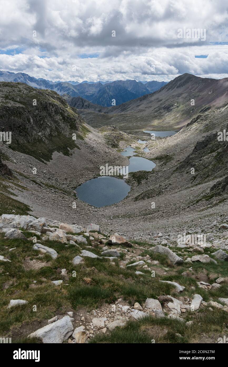 Vue sur une vallée montagneuse avec lacs. Banque D'Images