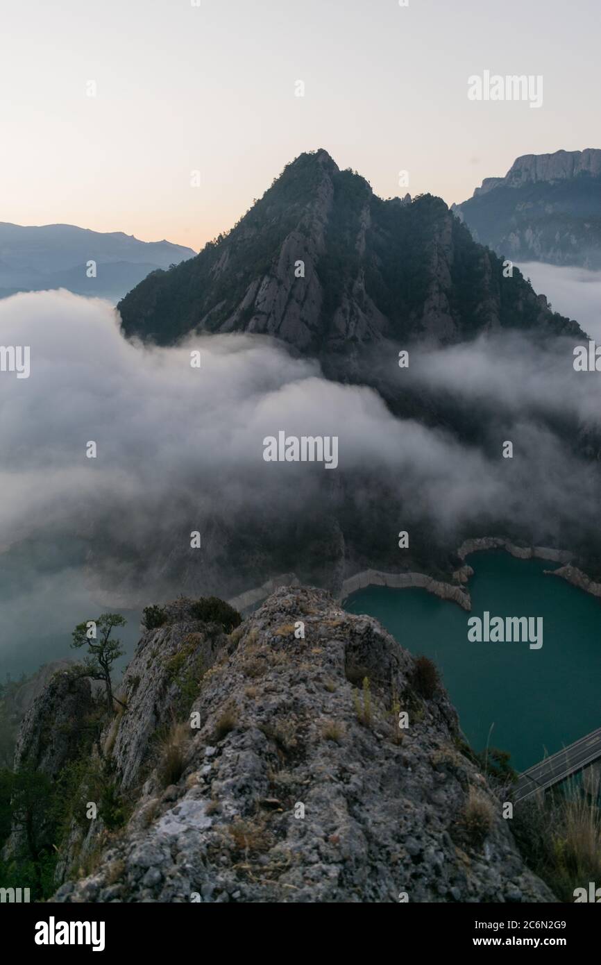 Vue avant l'aube au-dessus des nuages. Banque D'Images