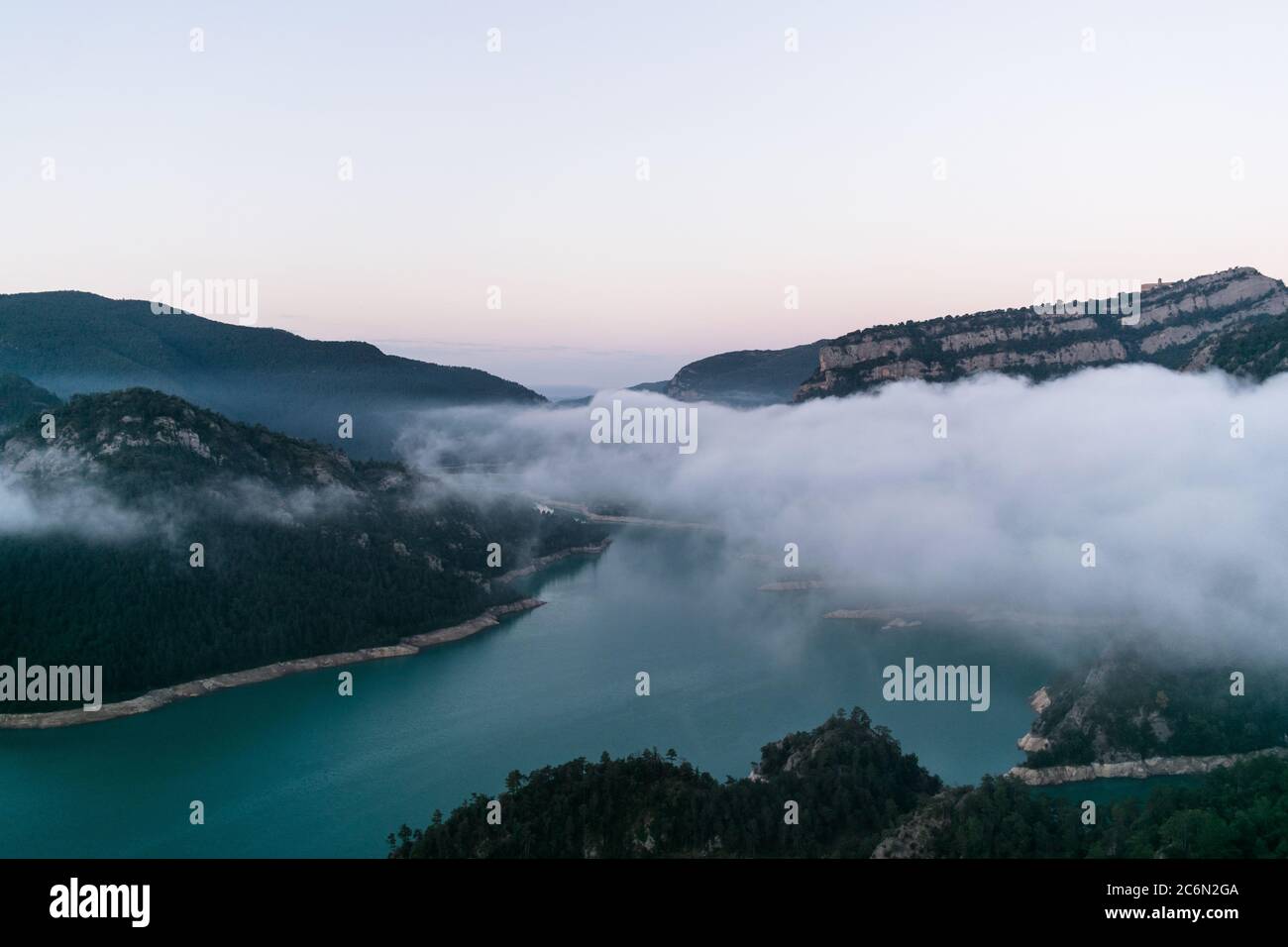 Vue avant l'aube au-dessus des nuages. Banque D'Images