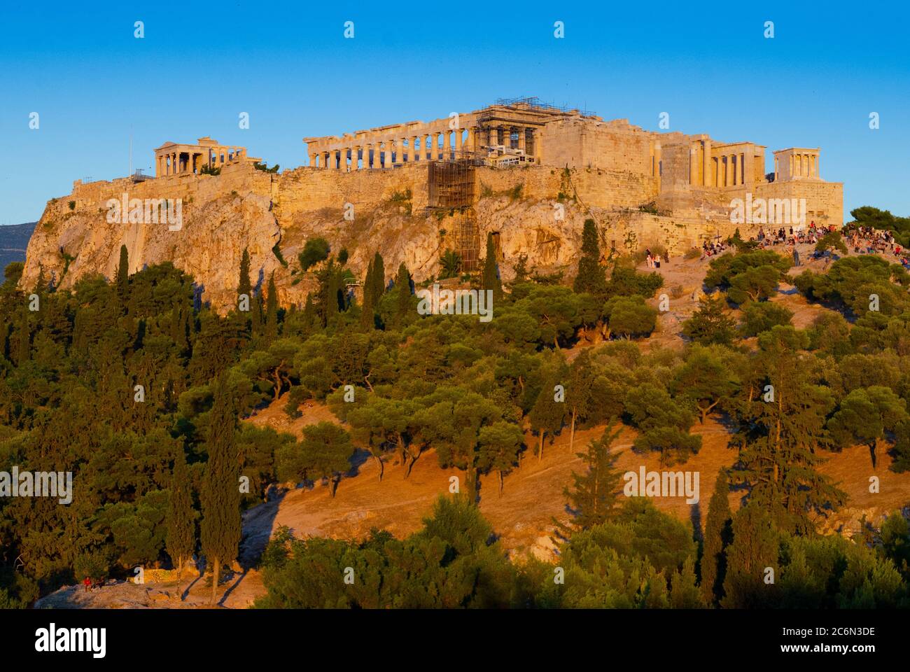 Crépuscule vue générale du Parthénon et de l'Acropole antique d'Athènes Grèce de Thissio - photo: Geopix Banque D'Images