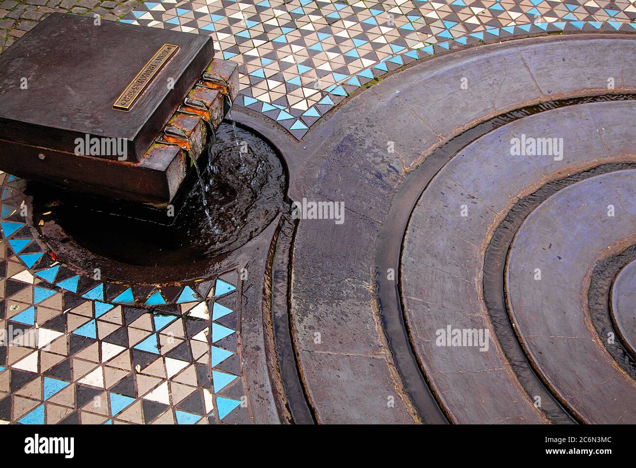 Partie d'une fontaine en spirale abstraite avec sol en mosaïque, vue sur le dessus. Endroits inhabituels en Allemagne. Banque D'Images