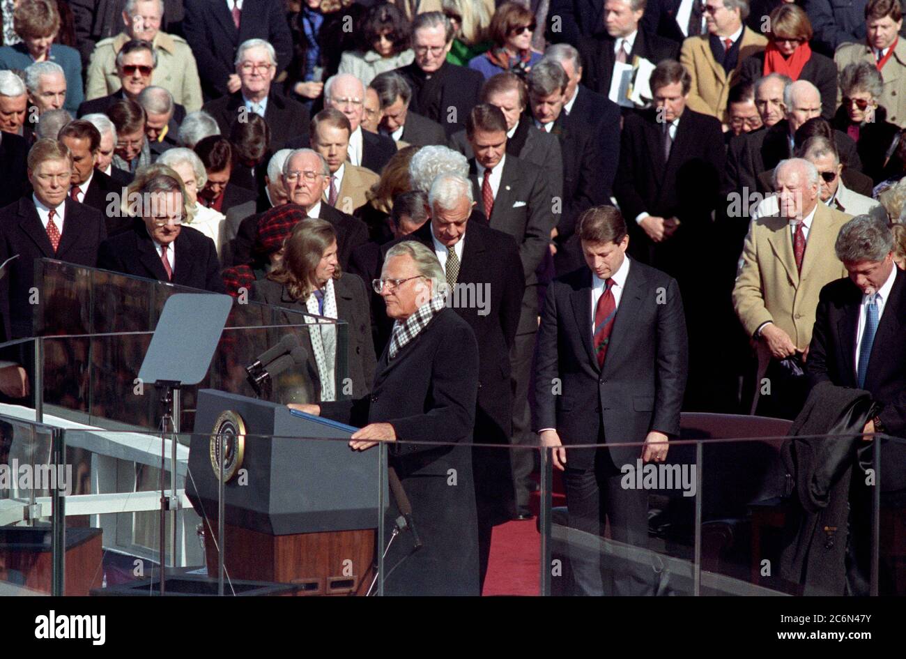 Photographie du Président William Jefferson Clinton et le Vice-président Al Gore en priant avec le révérend Billy Graham lors de la cérémonie d'investiture présidentielle Banque D'Images