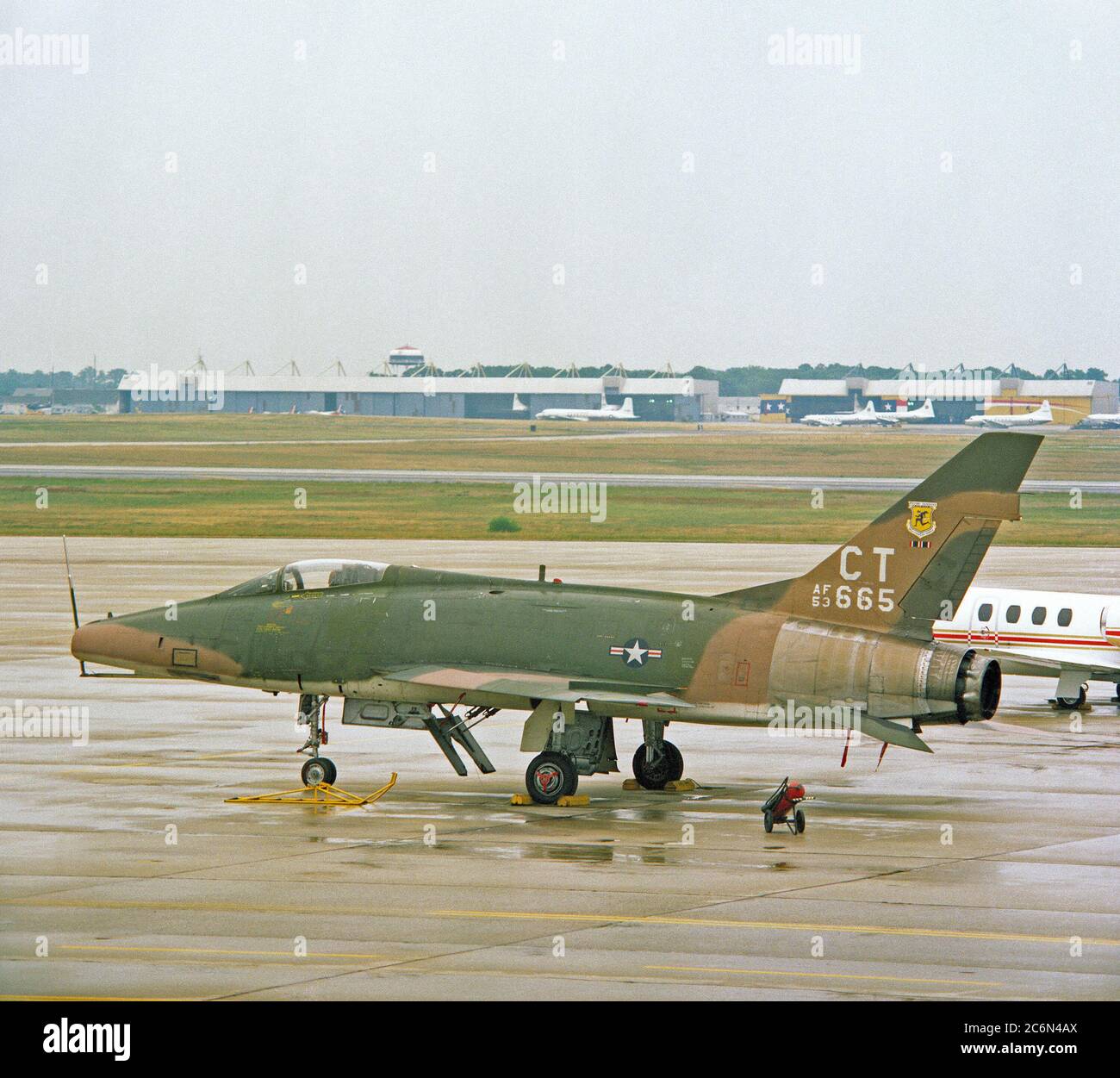 1976 - Une vue du côté gauche d'un F-100D Super Sabre du 1030e groupe d'appui tactique, New York Air National Guard, stationné sur l'aire de trafic. Banque D'Images