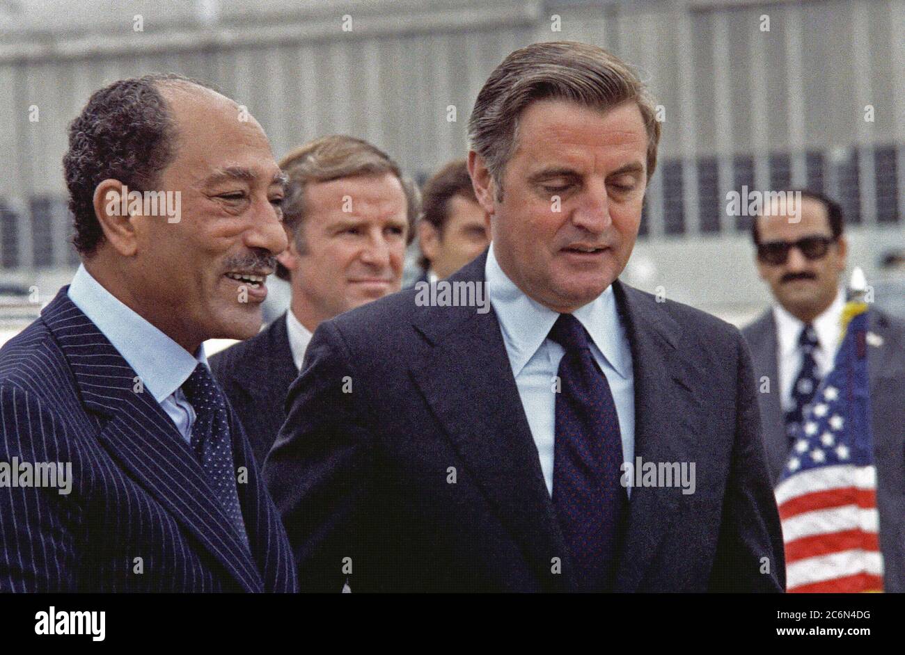 1978 - Vice-président Walter Mondale (droite) fait ses adieux au président égyptien Anouar el-Sadate (gauche) avant son départ d'une visite d'état aux États-Unis. Banque D'Images