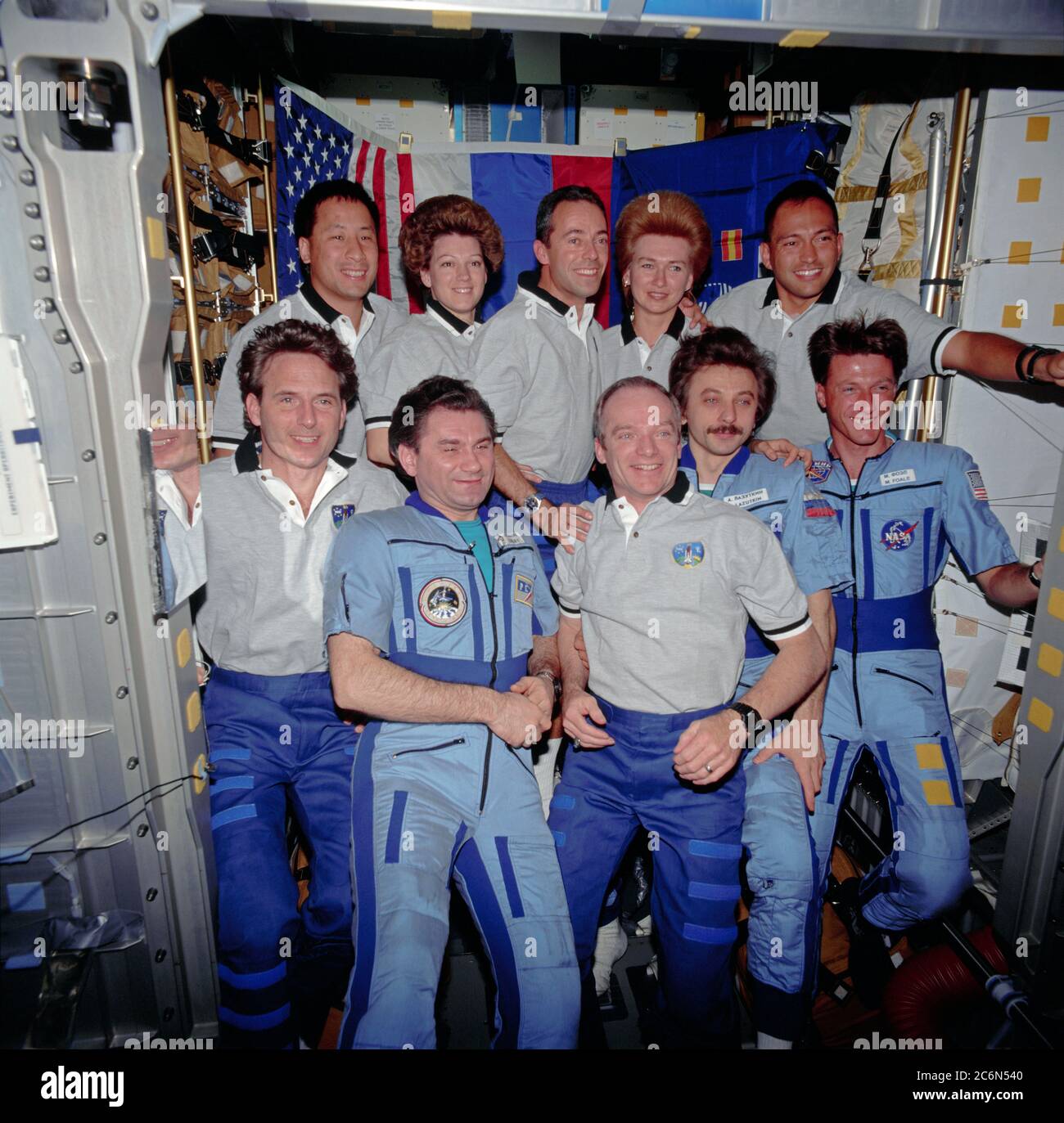 (15-24 mai 1997) --- des membres d'équipage de Mir-23 et STS-84 se réunissent pour un portrait de groupe à bord du module double Spacehab, en faisant un record (dix) pour le nombre de personnes à bord d'un seul vaisseau spatial en orbite à la fois. Il s'agit (de gauche, devant) de Jerry M. Linenger, Vasili V. Tsibliyev, Charles J. Precourt, Aleksandr I. Lazutkin et C. Michael Foale. Au deuxième rang, à partir de la gauche, on trouve Edward T. lu, Eileen M. Collins, Jean-François Clervoy, Elena V. Kondakova et Carlos I. Noriega. Banque D'Images
