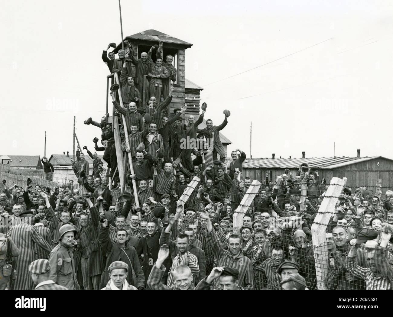 Les prisonniers nouvellement libérés du camp de concentration d'Allach célèbrent leur libération près de Dachau, en Allemagne, le 30 avril 1945. Des soldats américains de la 7e Armée des États-Unis, y compris des membres de la 42e infanterie et de la 45e infanterie et de la 20e division des soldats de l'armée, ont participé à la libération de l'subcamp. Le principal camp de concentration de Dachau comptait plus de 120 sous-camps dans la région Banque D'Images